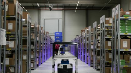 Využití robotů k&nbsp;řízení toku materiálu ve výrobě